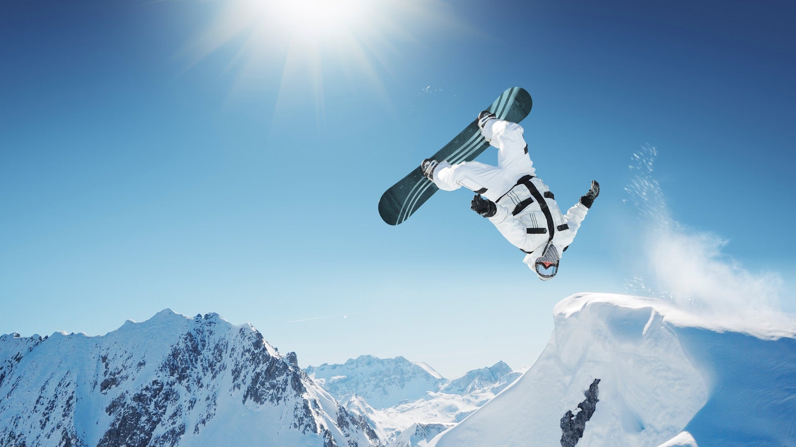 赛道上的心跳，拉塞尔点燃赛场，阿斯顿马丁险胜法拉利